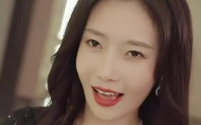 《重生后绝色女总裁哭着求复合》：霸总追妻火葬场，这次能成功吗？